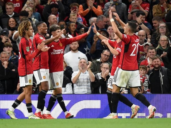 Manchester United 5-2 Leicester, Sentuhan Pertama Van Nistelrooy Berbuah Tiket Perempat Final Carabao Cup 2024/2025